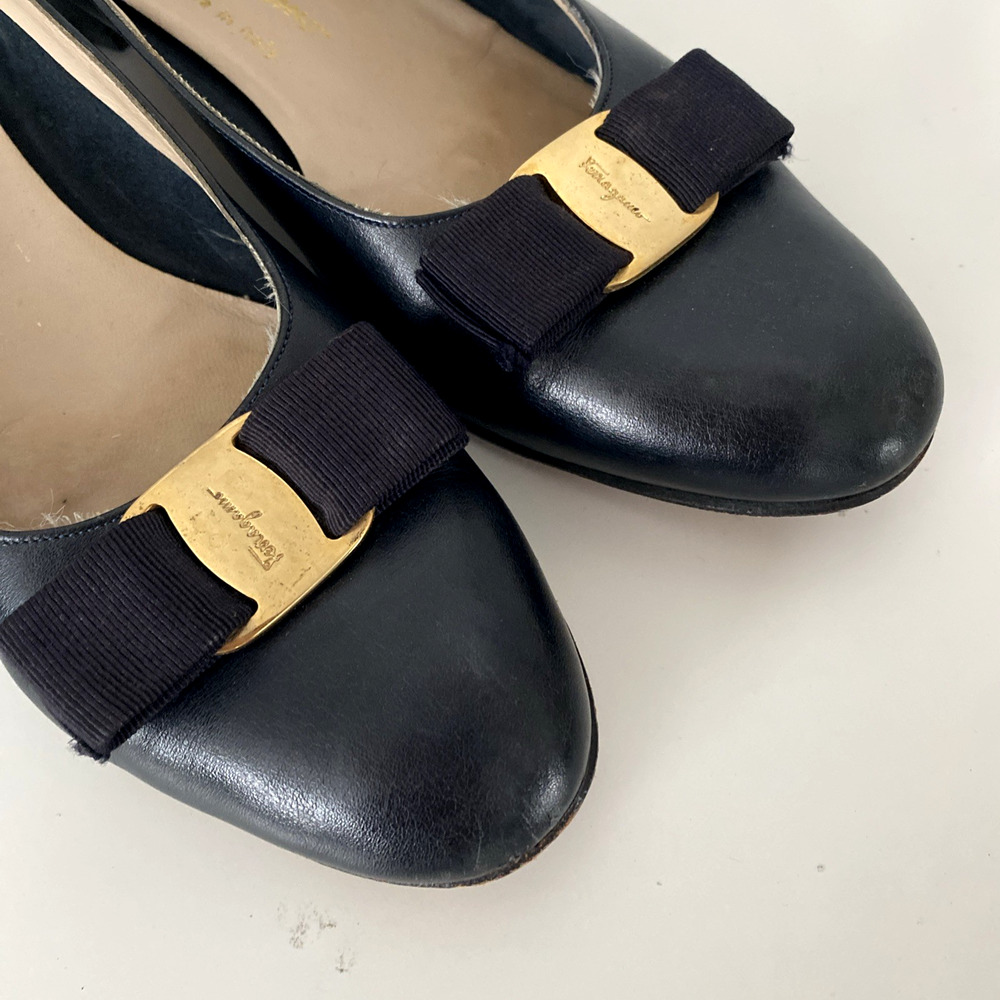 Salvatore Ferragamo Vara Pump Navy Blue Black Gold Logo Bow Low Heel 10 A2 - Picture 4 of 13